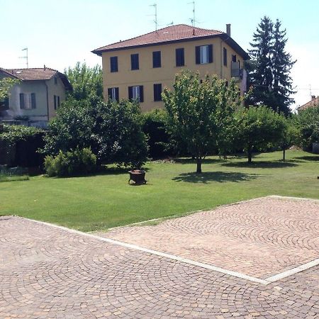 Bella Vita Guesthouse -Parcheggio Privato Interno 아로나 외부 사진