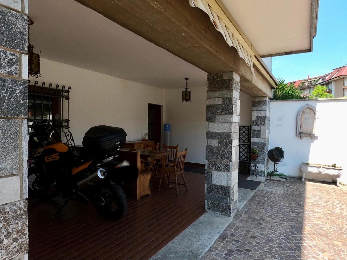Bella Vita Guesthouse -Parcheggio Privato Interno 아로나 외부 사진
