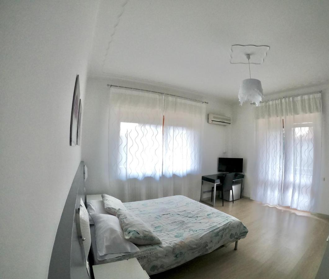 Bella Vita Guesthouse -Parcheggio Privato Interno 아로나 외부 사진