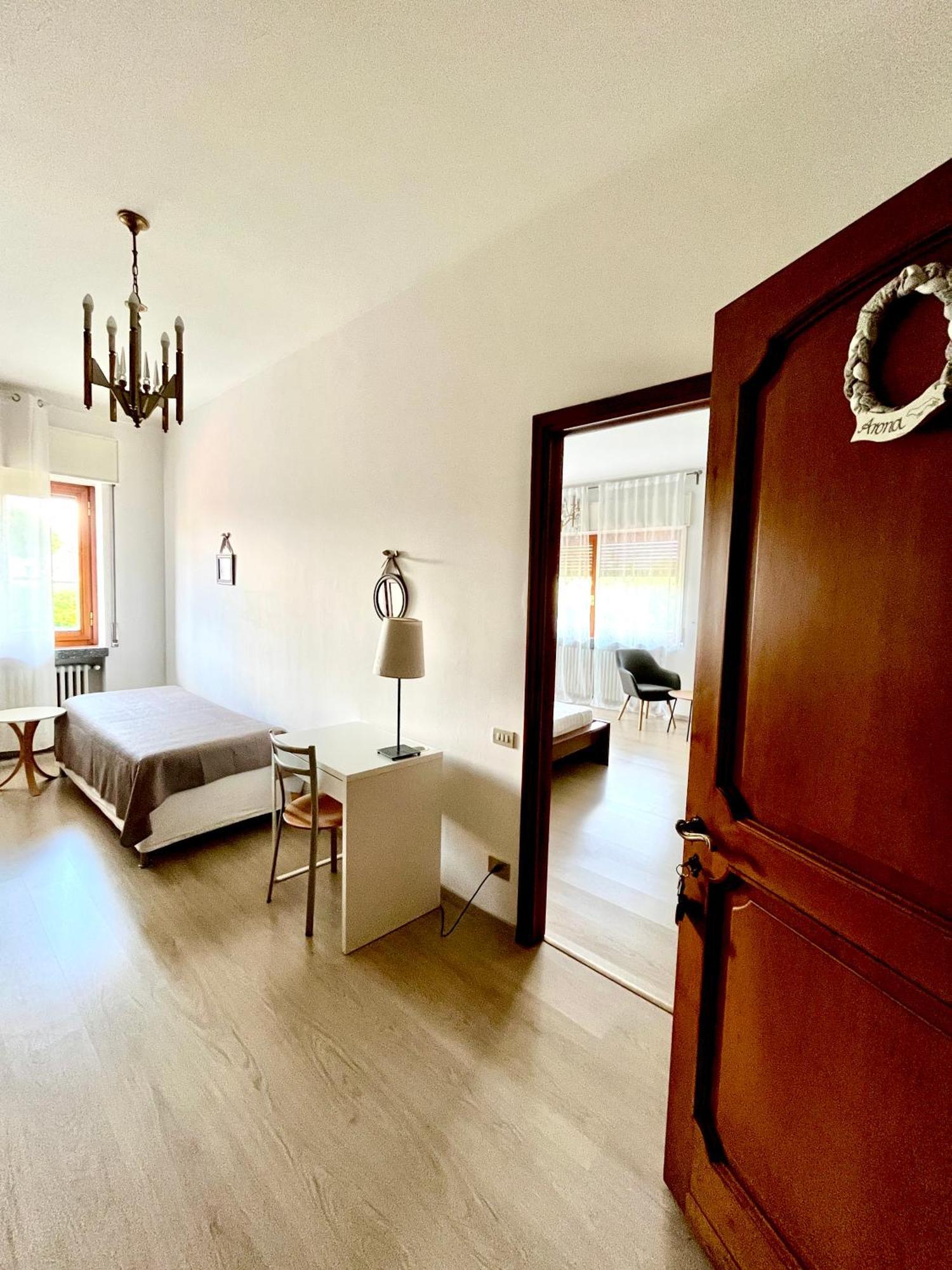 Bella Vita Guesthouse -Parcheggio Privato Interno 아로나 외부 사진