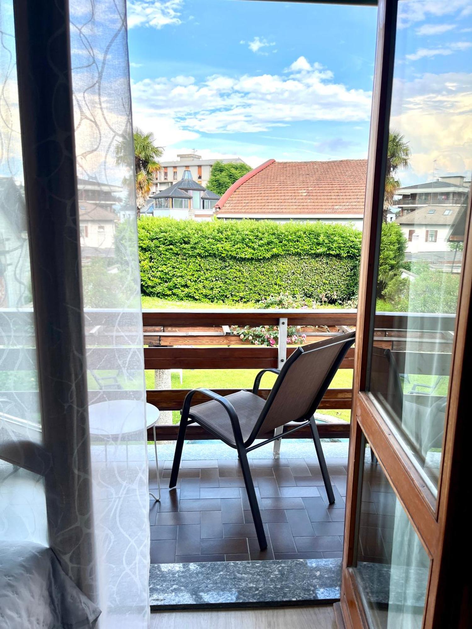 Bella Vita Guesthouse -Parcheggio Privato Interno 아로나 외부 사진