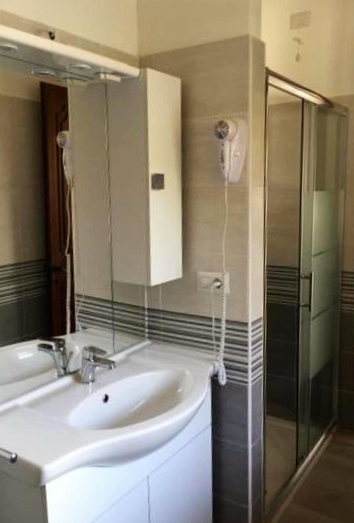 Bella Vita Guesthouse -Parcheggio Privato Interno 아로나 외부 사진