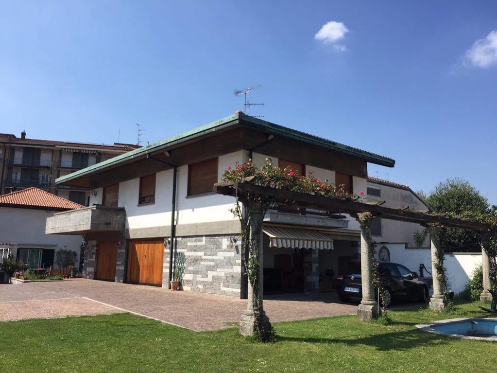 Bella Vita Guesthouse -Parcheggio Privato Interno 아로나 외부 사진