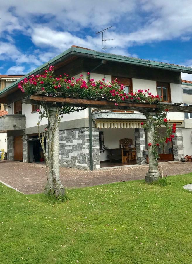 Bella Vita Guesthouse -Parcheggio Privato Interno 아로나 외부 사진